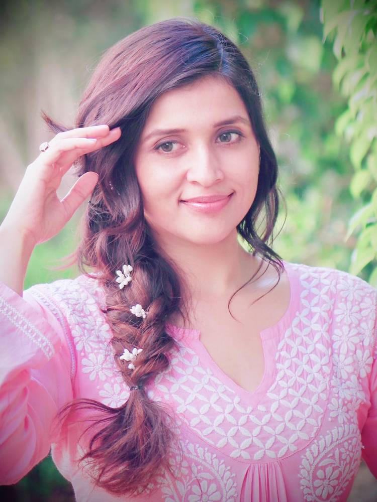 Actress #MannaraChopra @memannara looks beautiful & stunning in this pink outfit !!