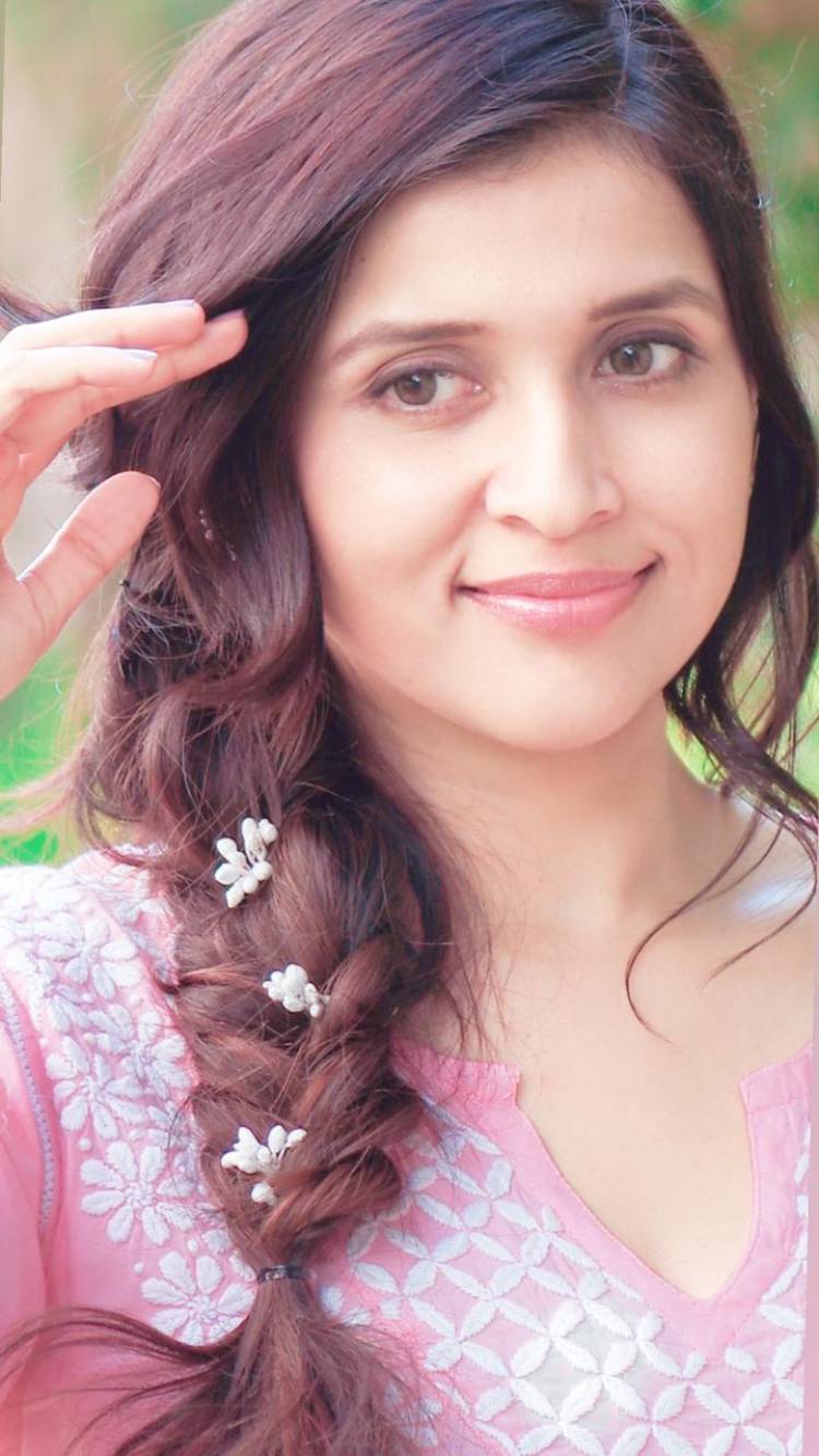 Actress #MannaraChopra @memannara looks beautiful & stunning in this pink outfit !!