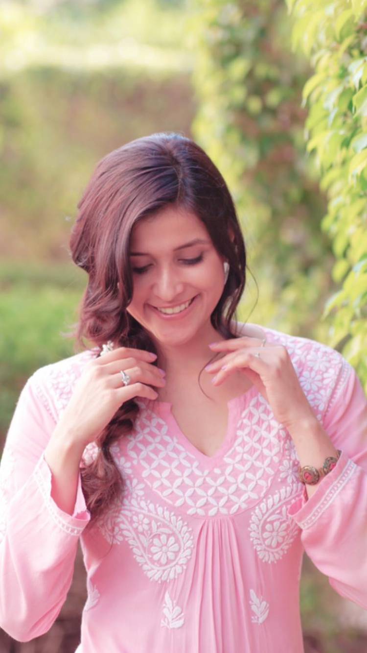 Actress #MannaraChopra @memannara looks beautiful & stunning in this pink outfit !!