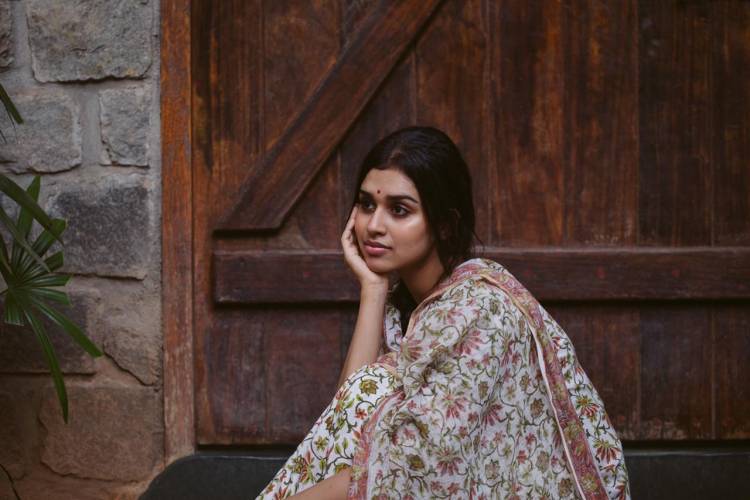 குறுகிய காலத்தில் தன் திறமையால் வளர்ந்து வரும் இளம் நடிகை மீனாட்சிகோவிந்தராஜன்