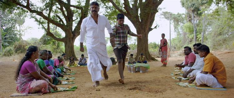 தெருக்கோடியில் பிறந்து நாகரீக வாழ்க்கைக்கு ஏங்கும்  ஒருவனின் கதை “ முன்னா “    