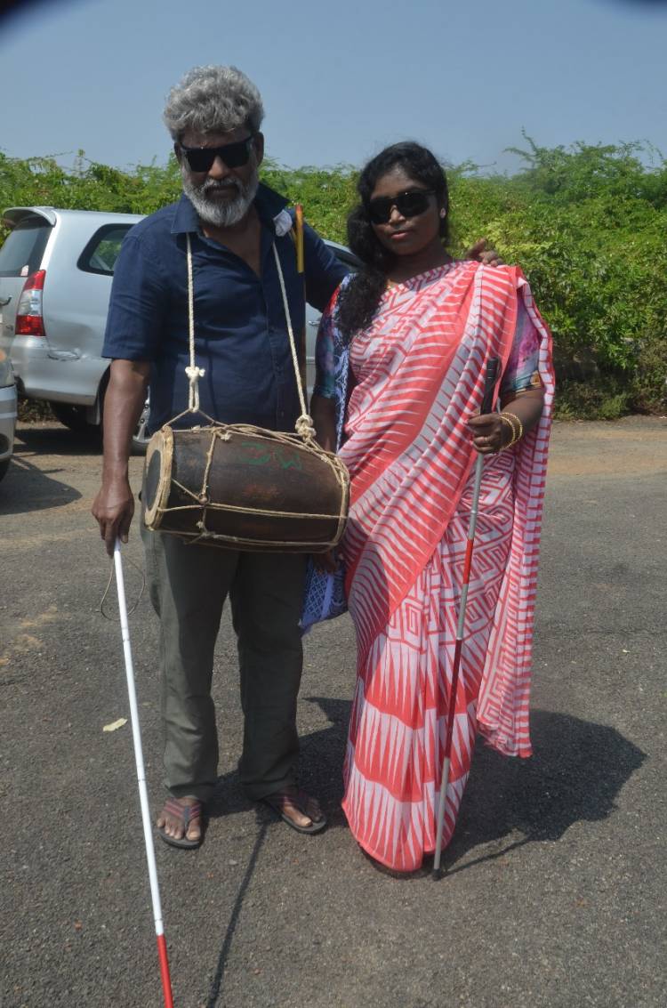 கானாபாலா பாடிய பாடலுக்கு இயக்குனர் சுப்ரமணியம் சிவா கண் தெரியாத கதாபாத்திரத்தில் நடிக்கிறார்.