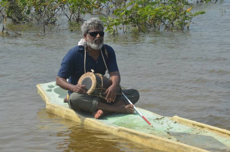 கானாபாலா பாடிய பாடலுக்கு இயக்குனர் சுப்ரமணியம் சிவா கண் தெரியாத கதாபாத்திரத்தில் நடிக்கிறார்.
