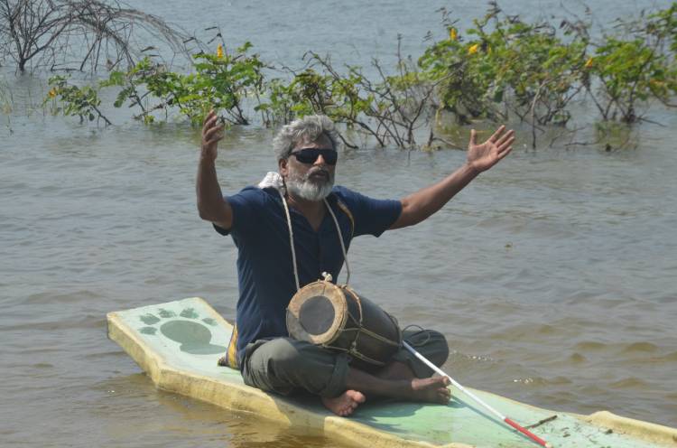 கானாபாலா பாடிய பாடலுக்கு இயக்குனர் சுப்ரமணியம் சிவா கண் தெரியாத கதாபாத்திரத்தில் நடிக்கிறார்.