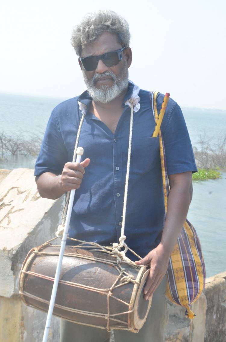 கானாபாலா பாடிய பாடலுக்கு இயக்குனர் சுப்ரமணியம் சிவா கண் தெரியாத கதாபாத்திரத்தில் நடிக்கிறார்.