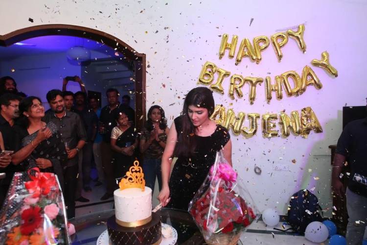பிரபலங்கள் கலந்து கொண்டு சிறப்பித்த அஞ்சனா கீர்த்தியின் பிறந்த நாள் கொண்டாட்டம்!!