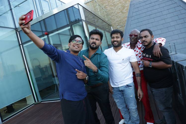 “ நானும் சிங்கிள் தான் “