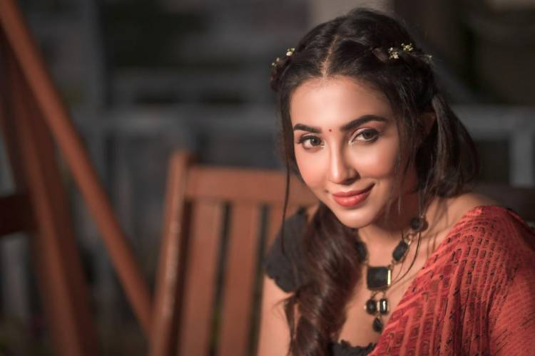 Actress #Parvati looks ravishing in red