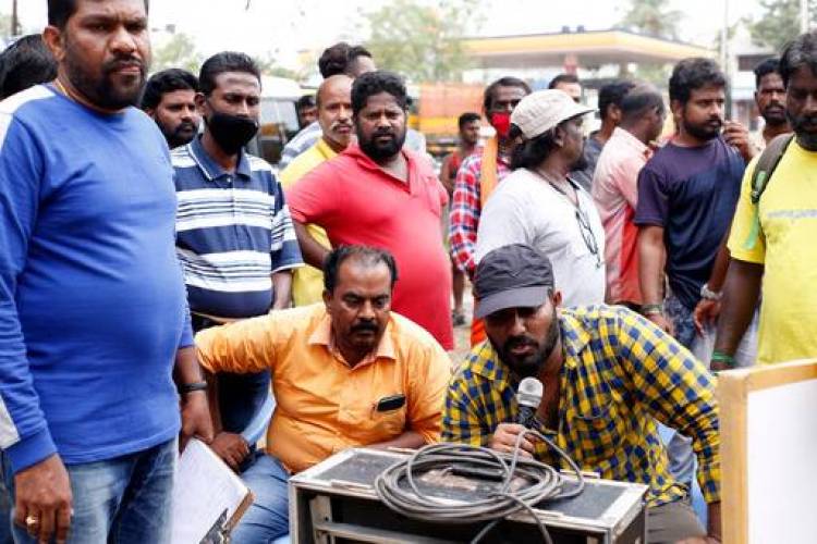 “No.6 Vaathiyar Kaalpandhaatta Kuzhu” 