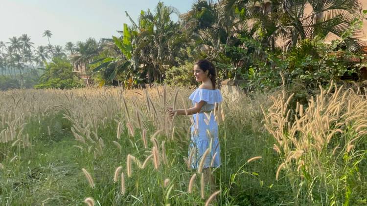 The super busy #RaashiiKhanna spends her quality break time with her parents and nature.