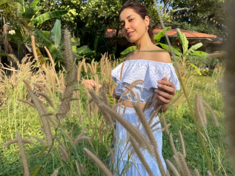 The super busy #RaashiiKhanna spends her quality break time with her parents and nature.