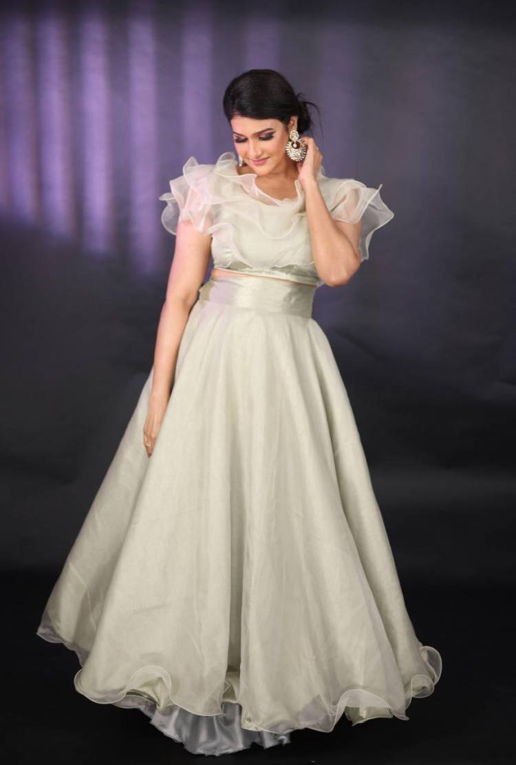 The Scintillating Stills Of Actress #AnjenaKirti, Brings Out The Style & Elegance!! 