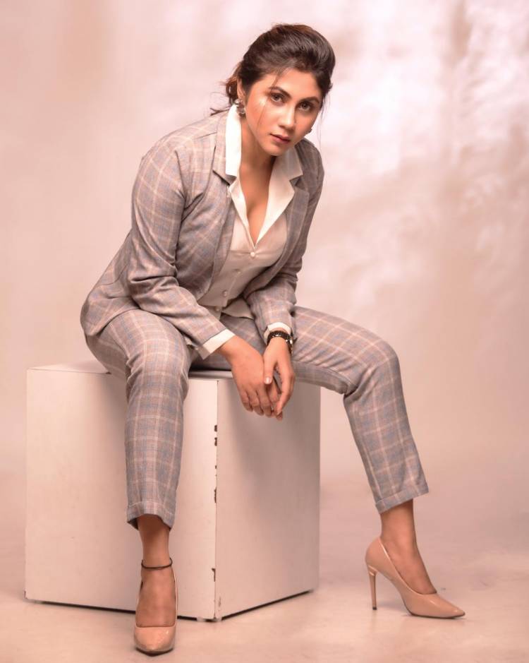 Stylish makeover for the #Aaruthra actress #MeghaliMeenakshi, looks elegant!