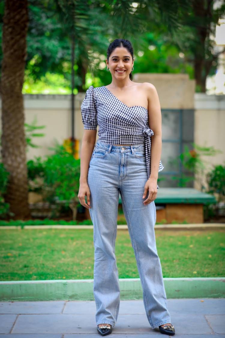 #Chakra #AV31 #Soorpanagai #Flashback #NenjamMarappathillai #kallapart Telugu & Hindi Pan-India Star  @ReginaCassandra Super Busy with her Ongoing Projects 