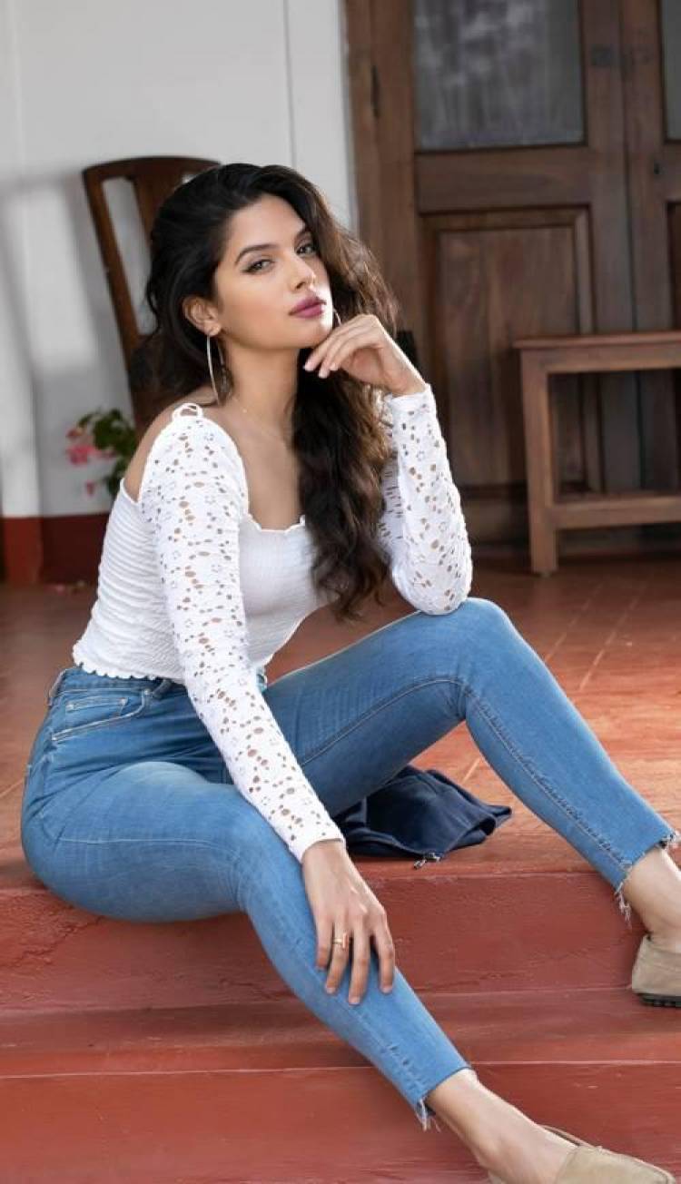 Magnificent And Stunning Look Of Actress #TanyaHope, Captivates The Hearts Of The Audience, Through Her Cherishing Smile!!