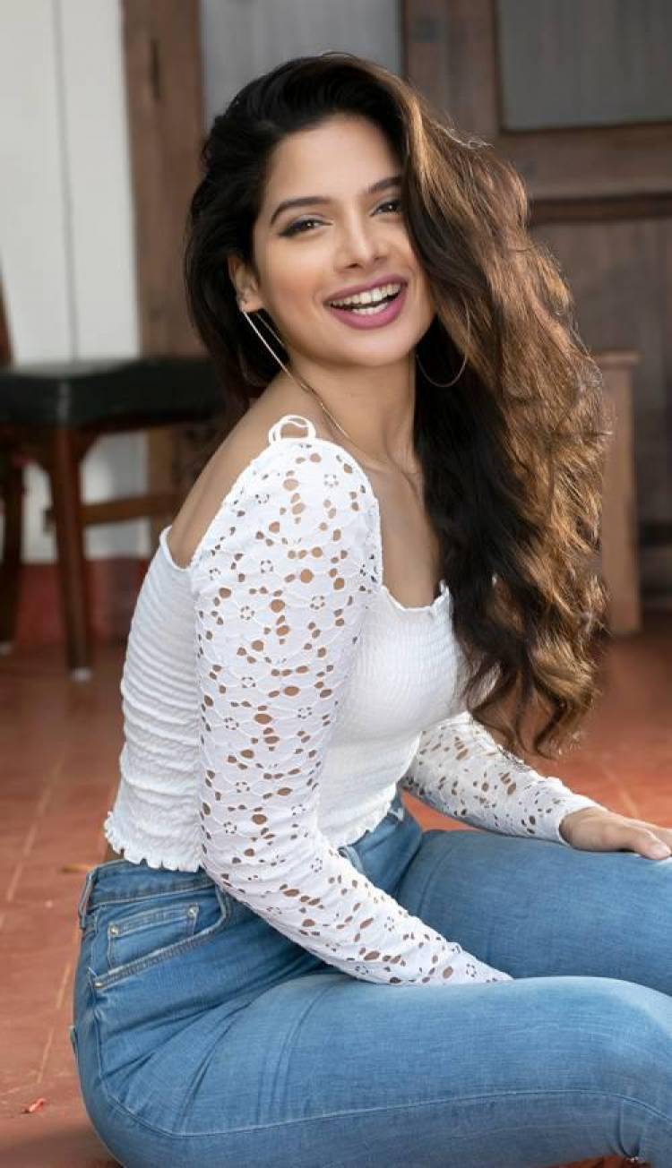 Magnificent And Stunning Look Of Actress #TanyaHope, Captivates The Hearts Of The Audience, Through Her Cherishing Smile!!