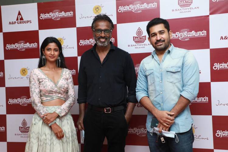 Actor & Producer @iarunpandianc is here at #AnbirkiniyalPremiere.