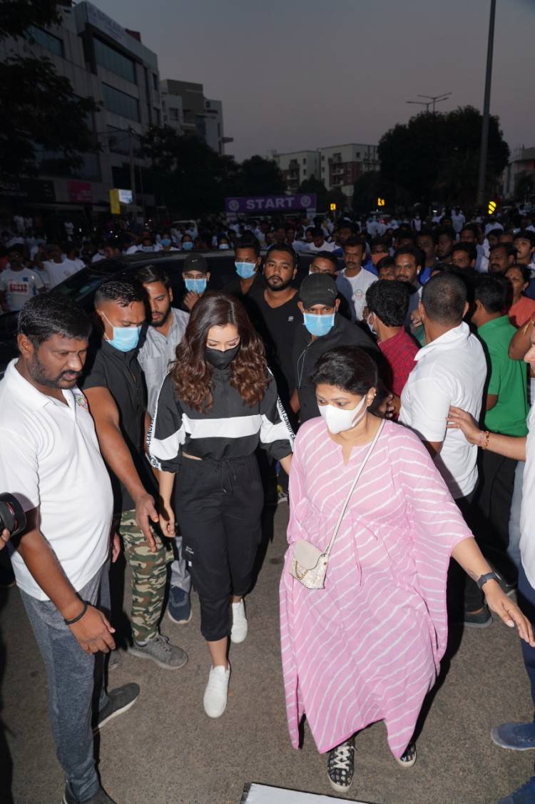 On the eve of Women's Day, Actress #RaashiiKhanna flags off a run for women's empowerment at the Hit Exhibition. 
