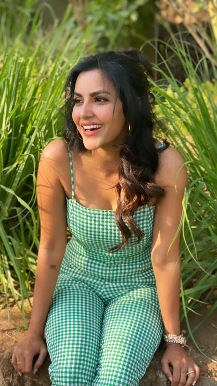 Charming @PriyaAnand pictures from shooting spot