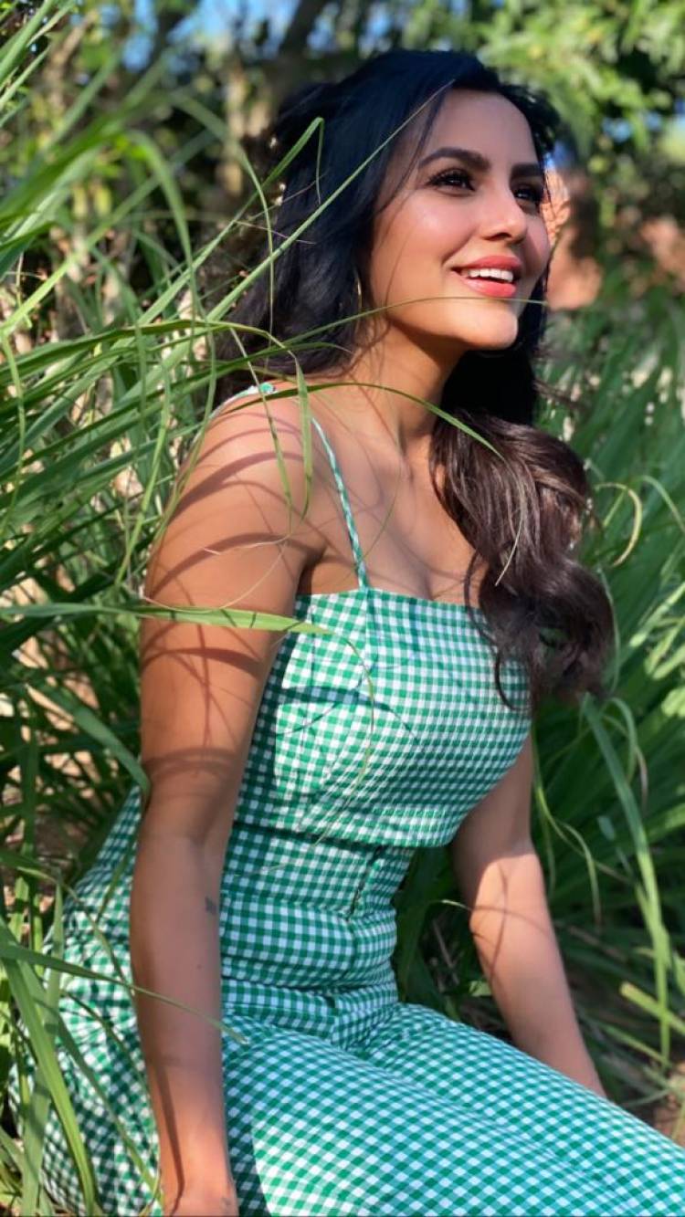 Charming @PriyaAnand pictures from shooting spot