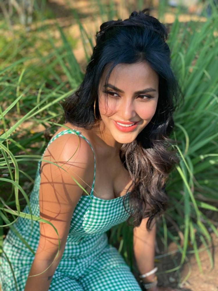 Charming @PriyaAnand pictures from shooting spot