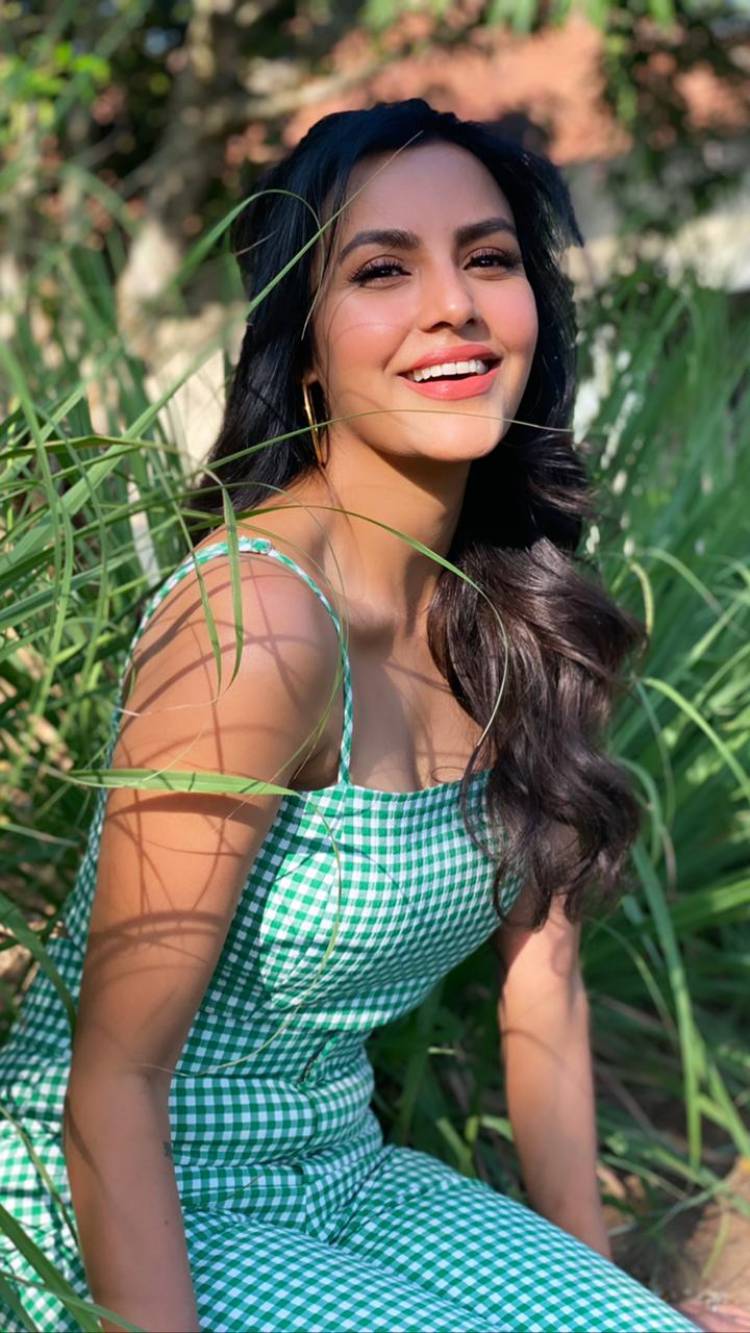 Charming @PriyaAnand pictures from shooting spot