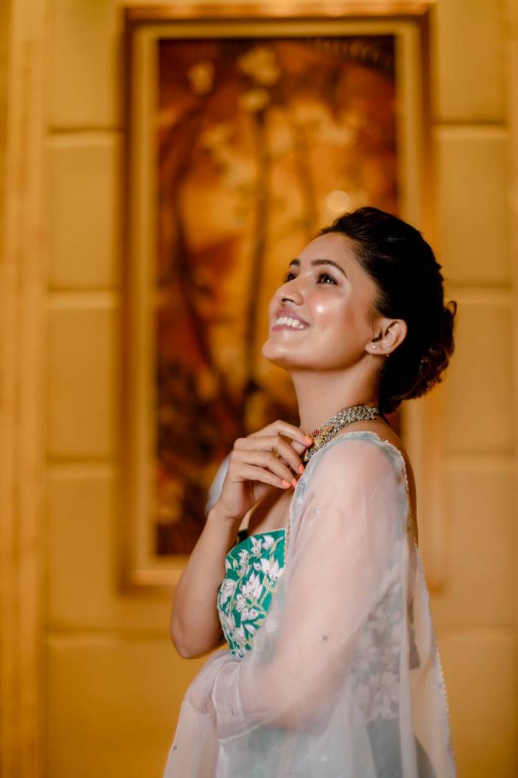 New Dazzling pics of Actress @vanibhojanoffl