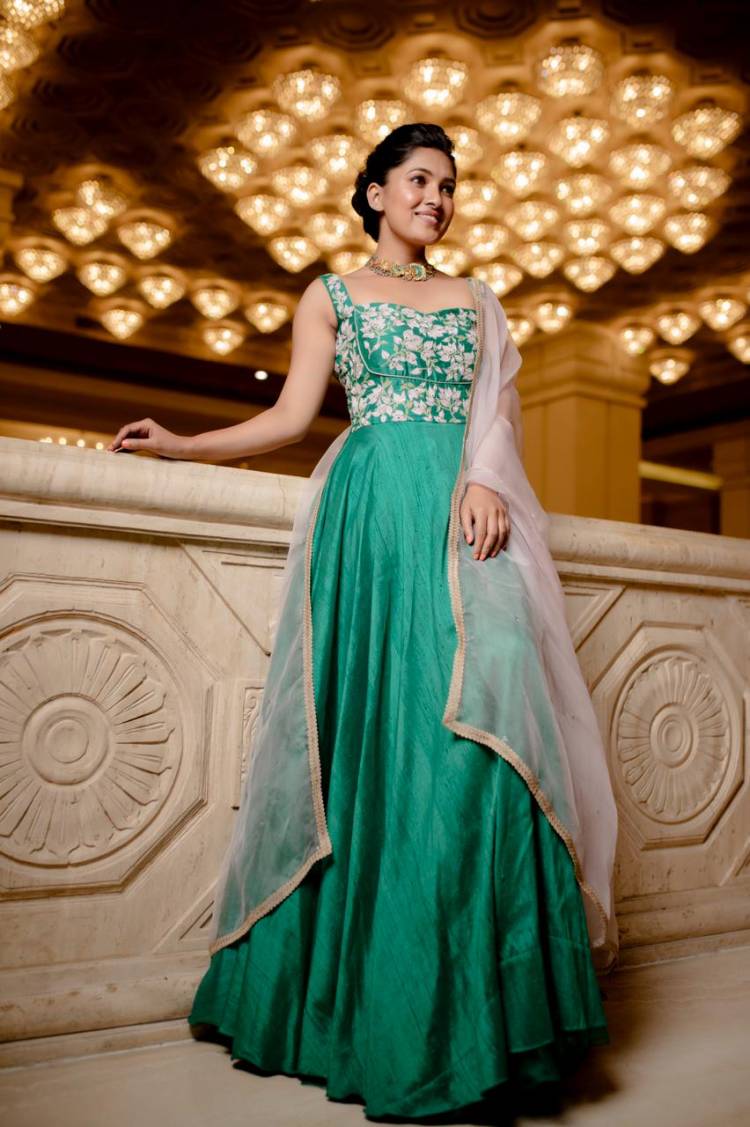 New Dazzling pics of Actress @vanibhojanoffl