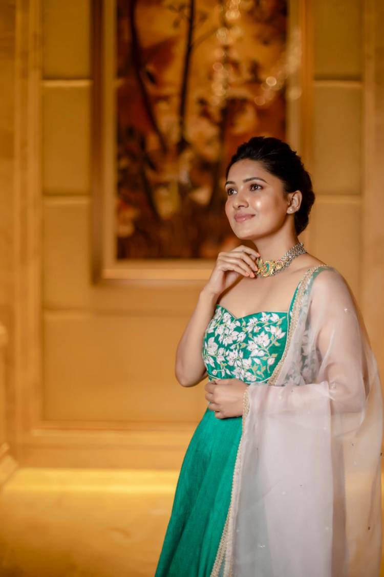New Dazzling pics of Actress @vanibhojanoffl