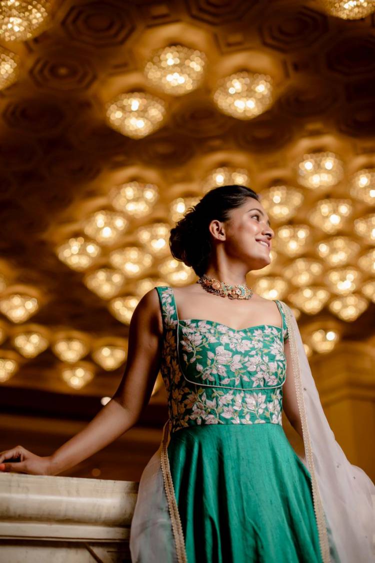 New Dazzling pics of Actress @vanibhojanoffl