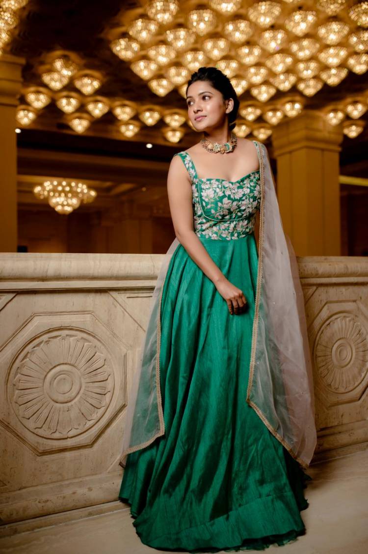 New Dazzling pics of Actress @vanibhojanoffl