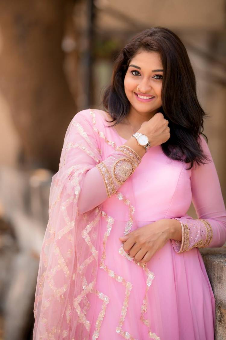 The cheerful #NeelimaEsai is all smiles in pink.