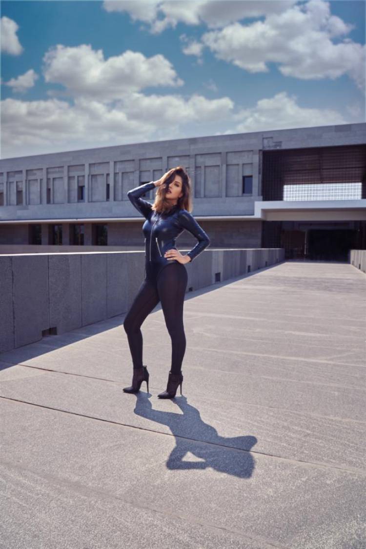 Dazzling and stylish #RaizaWilson in black.