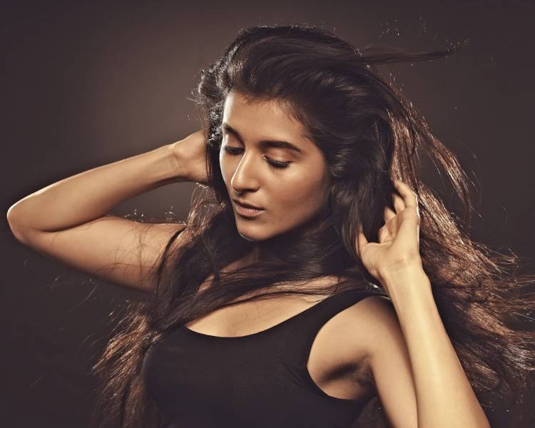 தெலுங்கில் நாயகியாக “துப்பாக்கி” பட நடிகை சஞ்சனா சாரதி !