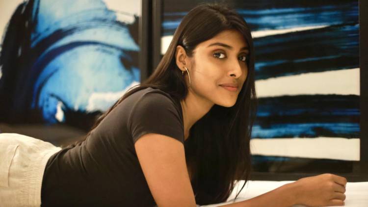 Here are some indoor casual pics of @GayathriReddy at beautiful night light