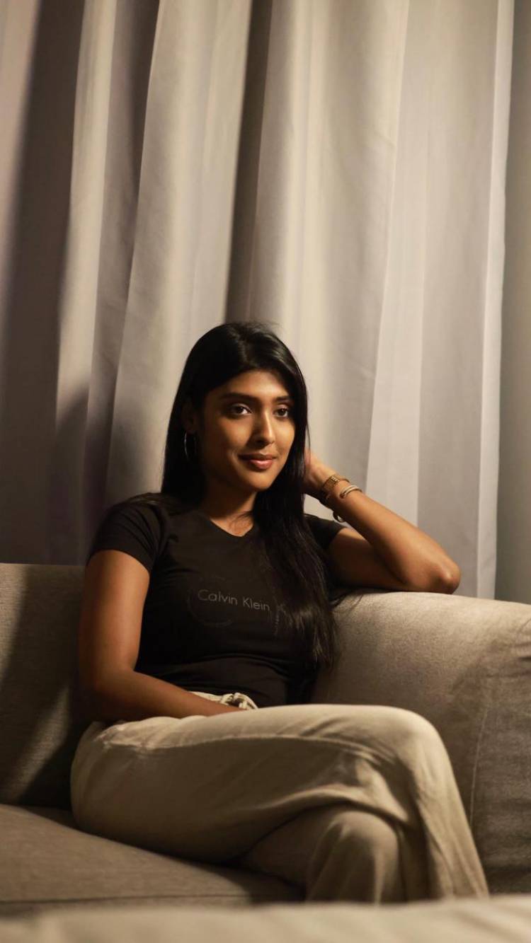 Here are some indoor casual pics of @GayathriReddy at beautiful night light