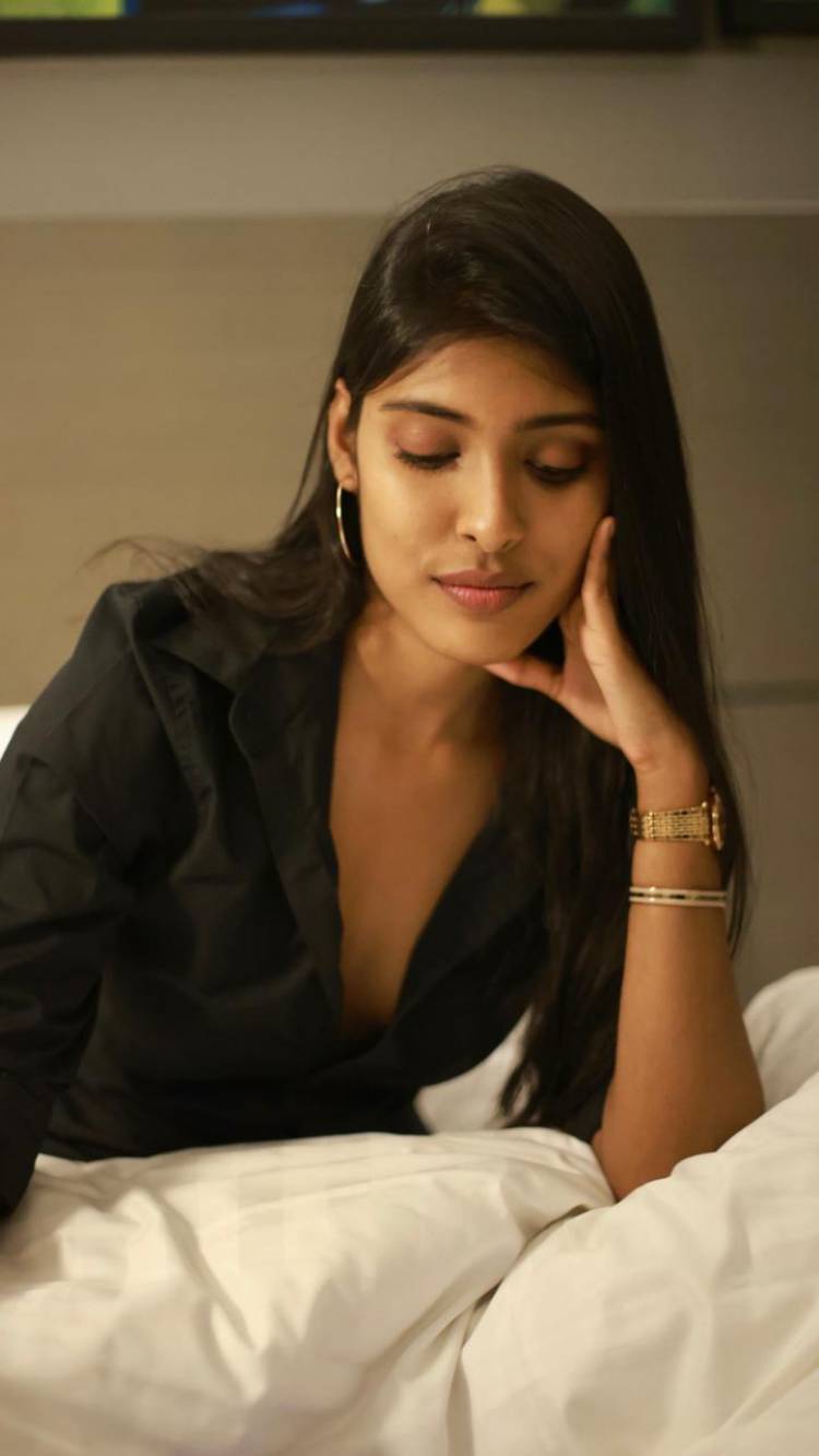 Here are some indoor casual pics of @GayathriReddy at beautiful night light