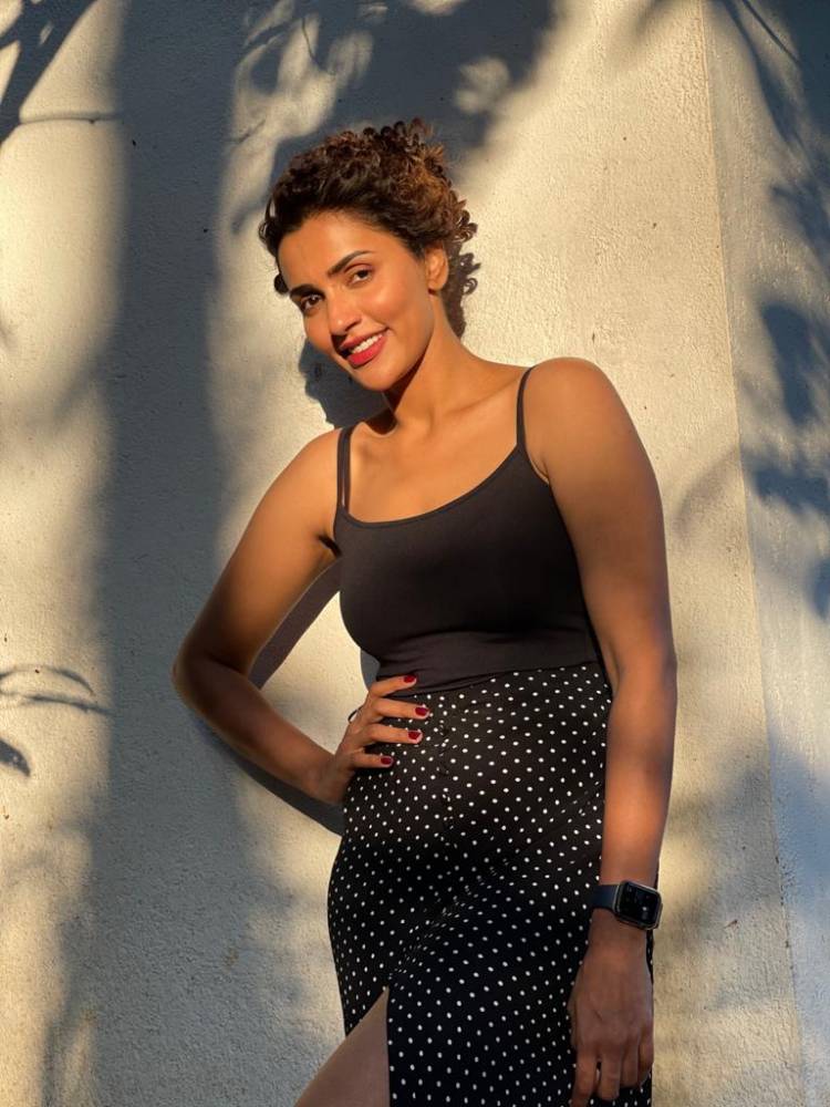 Here are some new stills of @iAksharaGowda sizzling in the gorgeous black & white outfit !