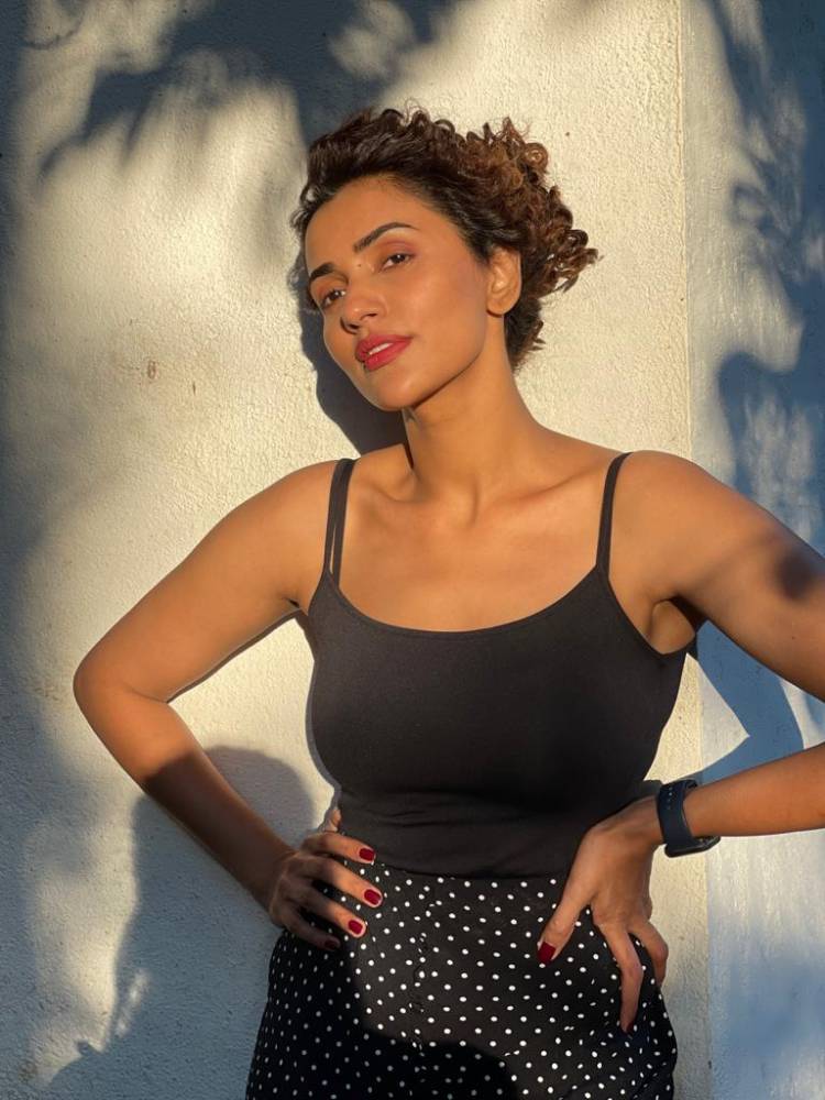 Here are some new stills of @iAksharaGowda sizzling in the gorgeous black & white outfit !