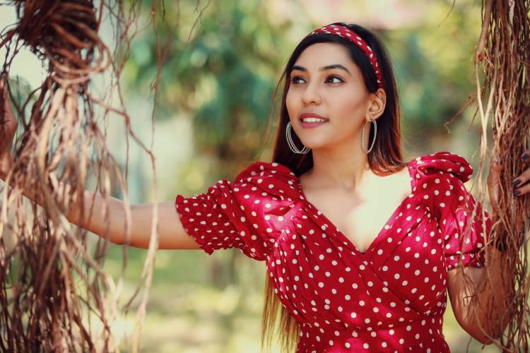 . @urs_dolly , The Charming new girl In town bashing in retro outfit. Debuting  in Kollywood Soon