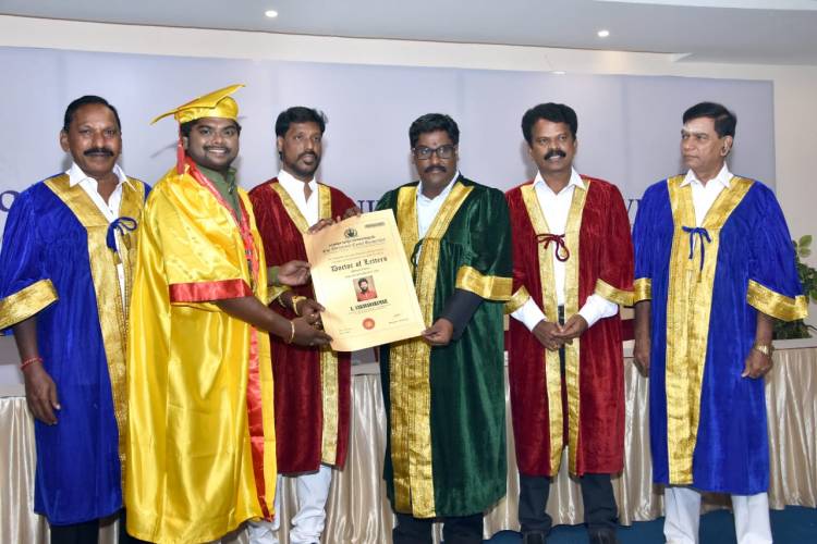 ‘உங்க ஒர்க் எல்லாமே பாசிட்டிவா இருக்கு’ ; டி.எஸ்.கேவை அழைத்து பாராட்டிய தனுஷ்