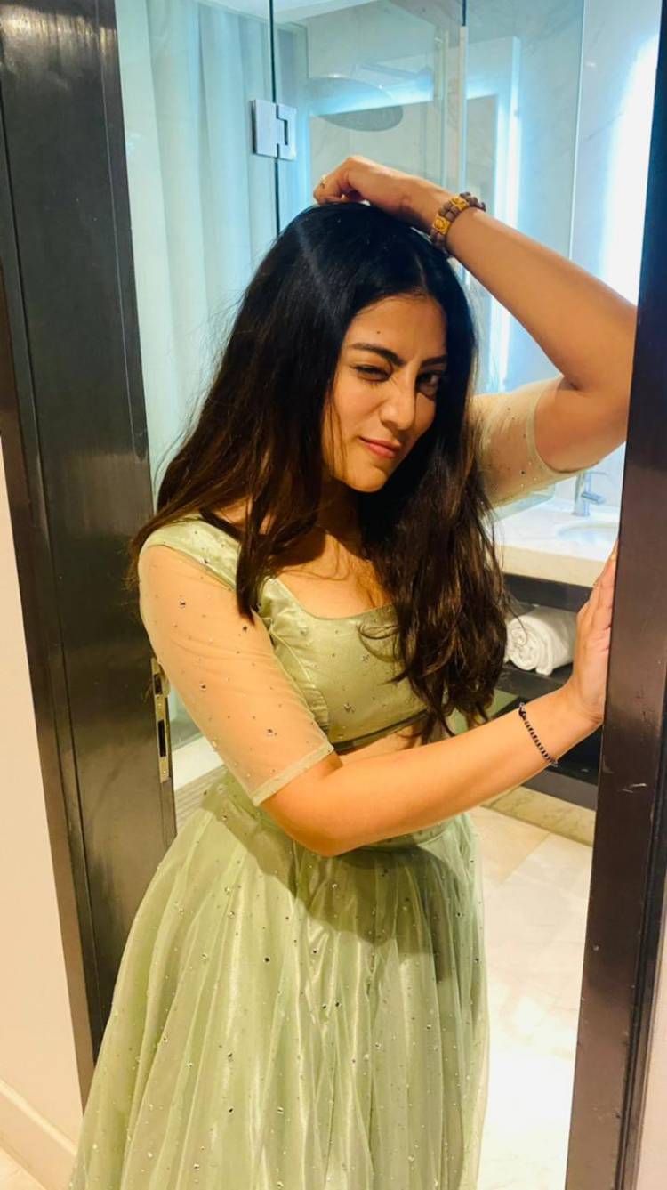 Here are some new clicks of the ravishing @Saipriyaa_ ! 