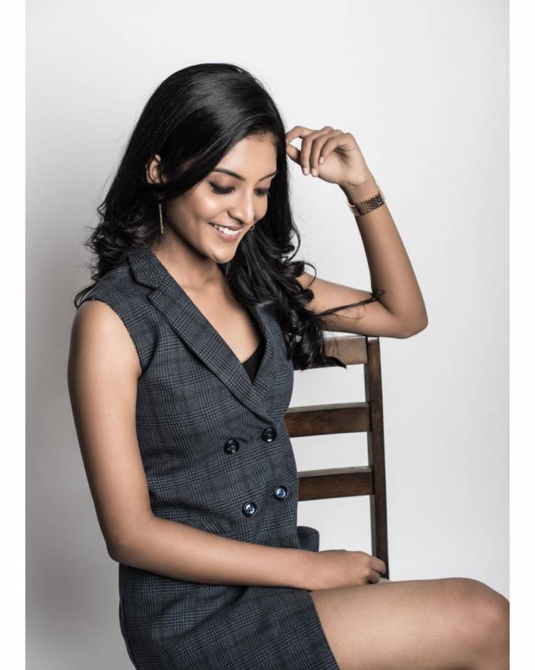 Actress #NivedhithaaSathish looks beautiful in this latest photoshoot.