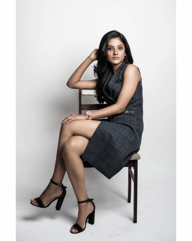 Actress #NivedhithaaSathish looks beautiful in this latest photoshoot.