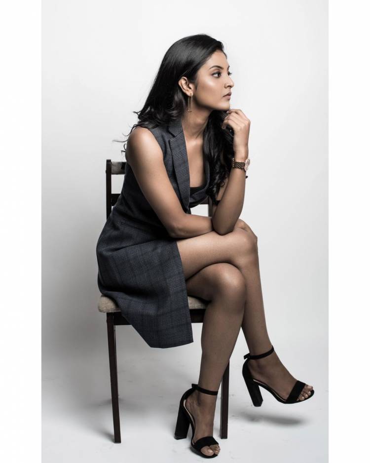 Actress #NivedhithaaSathish looks beautiful in this latest photoshoot.