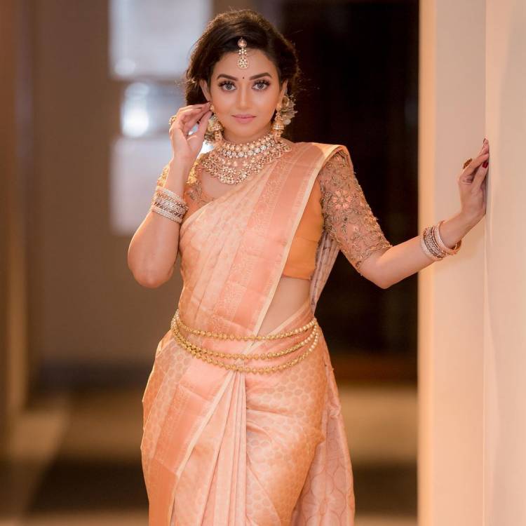 Here are some jeweling in saree stills of actress @Vidya_Actress !