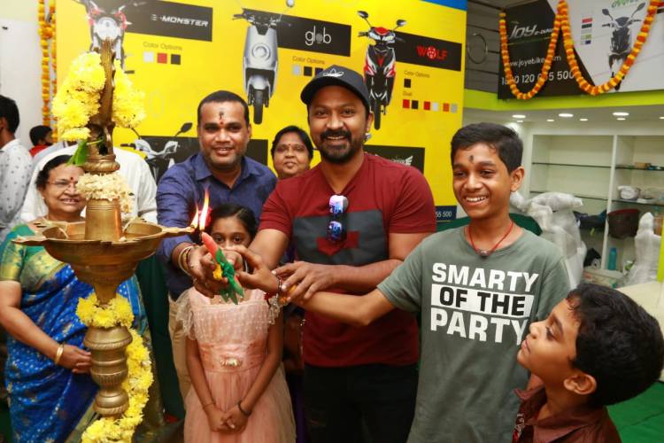 மாசுக்கட்டுப்பாட்டை குறைக்கும் இருசக்கர வாகன ஷோரூம் திறப்பு விழாவில் நடிகர் கிருஷ்ணா!!! 