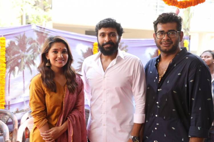 எனது இனிய ரசிக பெருமக்களே, வணக்கம். தயாரிப்பாளர் குமாரசுவாமி பத்திக்கொண்டா அவர்களின் பட நிறுவனமான மகா மகாலட்சுமி ஆர்ட்ஸ் தயாரிப்பில் நானும் வாணி போஜனும் இணைந்து நடித்துள்ள படம் 'பாயும் ஒளி நீ எனக்கு'.