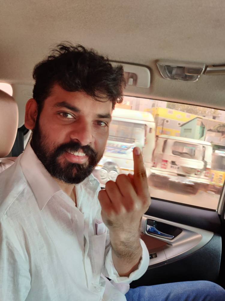 Actor @ActorVemal casted his vote for the 2021 Tamilnadu Assembly elections at Marthoma Matriculation Higher Secondary school virugampakkam