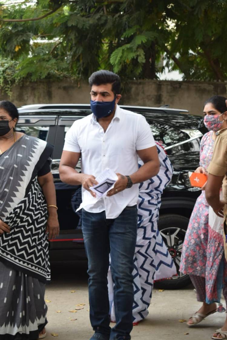 Actor Arunvijay and his Family members cast their votes